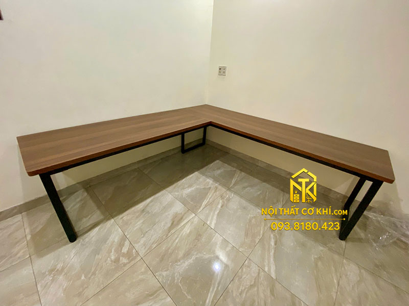 bàn làm việc chữ L chân sắt